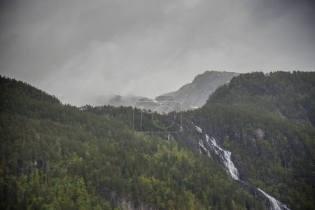 wodospad w górach