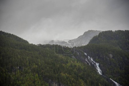 wodospad w górach