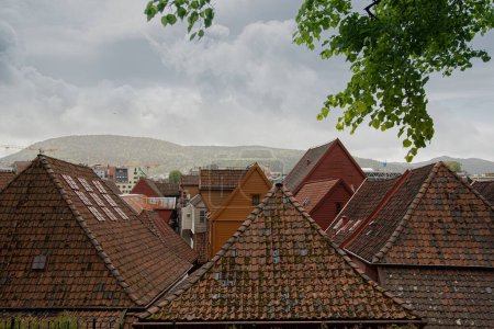 alte Häuser mit orangefarbenen Ziegeldächern
