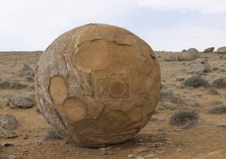Foto de Bolas de piedra en el valle de Torysh en Aktau, al oeste de Kazajstán. Concreciones en la meseta de Ustyurt en la región de Aktau. - Imagen libre de derechos