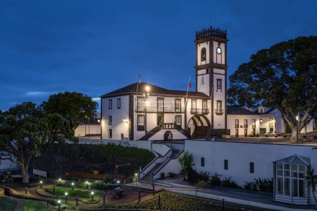 ribeira grande, azoren, portugal. Kolonialbau des Rathauses in der Abenddämmerung beleuchtet