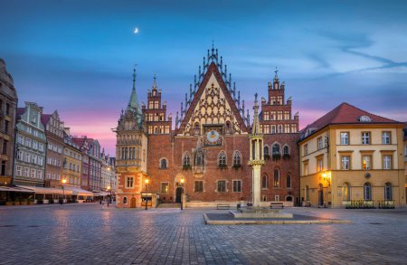 Wroclaw, Polonia. Vista del histórico ayuntamiento gótico al atardecer (imagen HDR)