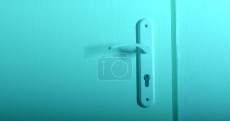 Foto de Locking device on the door. The alarm light is flashing. The light signal attracts attention. Location of the crime. - Imagen libre de derechos
