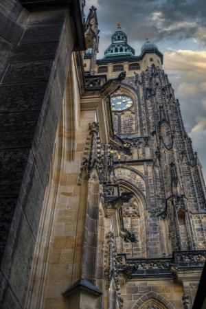 Téléchargez les photos : The Cathedral of Saint Vitus is a temple dedicated to Catholic worship located in the city of Prague - en image libre de droit