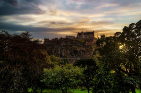 Foto de Castillo de Edimburgo es una antigua fortaleza construida sobre una roca, Escocia - Imagen libre de derechos