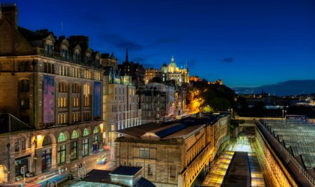 Foto de Edimburgo es la capital compacta y montañosa de Escocia. Tiene un casco antiguo medieval y una elegante ciudad nueva georgiana. - Imagen libre de derechos