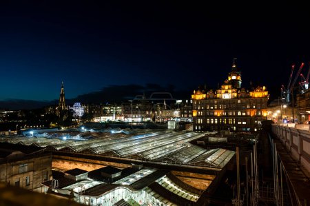 Téléchargez les photos : Edinburgh is the compact and hilly capital of Scotland. It has a medieval Old Town and an elegant Georgian New Town. - en image libre de droit