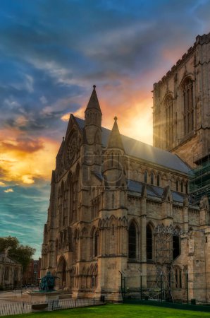 Téléchargez les photos : La cathédrale York (York Minster) est une cathédrale de style gothique, située dans la ville de York dans le nord de l'Angleterre.. - en image libre de droit