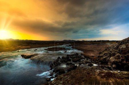 Téléchargez les photos : LA majestueuse Islande est un pays insulaire nordique caractérisé par son paysage spectaculaire avec des volcans, des geysers, des sources chaudes et des champs de lave - en image libre de droit
