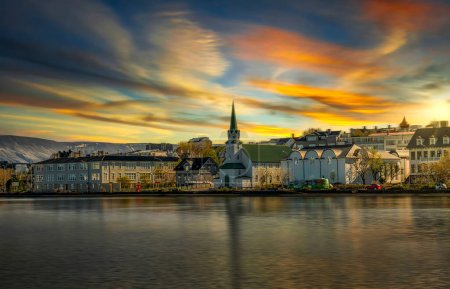 Téléchargez les photos : Église libre de Reikiavik en Islande - en image libre de droit