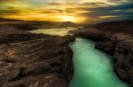 Foto de Río Ofusa, Islandia es un país insular nórdico caracterizado por su espectacular paisaje con volcanes, géiseres, aguas termales y campos de lava. - Imagen libre de derechos