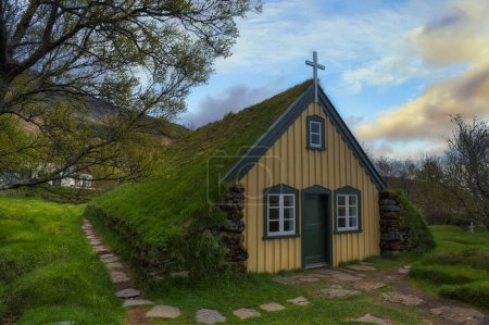 Téléchargez les photos : Vue de l'église de gazon Hofskirkja, Islandia - en image libre de droit
