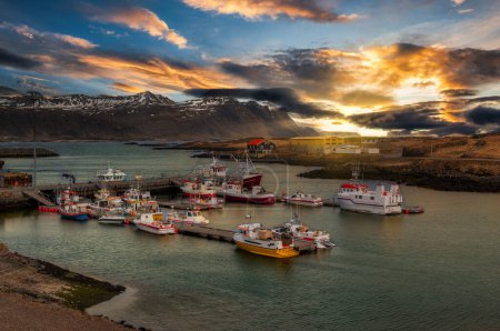 Téléchargez les photos : Djpivogur est une ville de la région Austurland, dans l'est de l'Islande. Il est situé dans la municipalité de Djpavogshreppur. - en image libre de droit