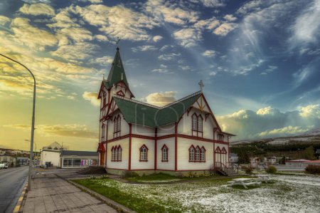 Foto de Husavk es una pequeña ciudad en el norte de Islandia a orillas de la bahía de Skjlfandi.. - Imagen libre de derechos