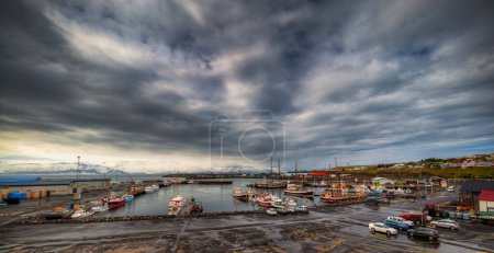 Foto de Husavk es una pequeña ciudad en el norte de Islandia a orillas de la bahía de Skjlfandi.. - Imagen libre de derechos