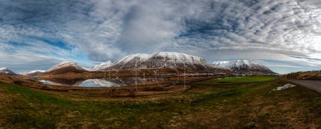 Foto de Lafsfjrur es un pueblo situado en el noroeste de Islandia, en la desembocadura del fiordo de Eyjafjrur. - Imagen libre de derechos