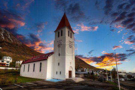 Téléchargez les photos : Siglufjordur est un petit village de pêcheurs au nord de l'Islande qui s'est imposé comme le plus pittoresque de la péninsule de Trollaskagi.. - en image libre de droit