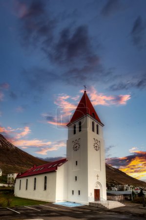 Téléchargez les photos : Siglufjordur est un petit village de pêcheurs au nord de l'Islande qui s'est imposé comme le plus pittoresque de la péninsule de Trollaskagi.. - en image libre de droit