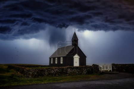 Foto de La iglesia se encuentra en el lado sur de la península de Snaefellsness. Islandia - Imagen libre de derechos