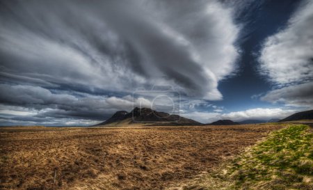 Téléchargez les photos : Le Hringvegur est la première route d'Islande et le seul périphérique. Ses 1339 kilomètres relient les principaux centres urbains du pays insulaire - en image libre de droit