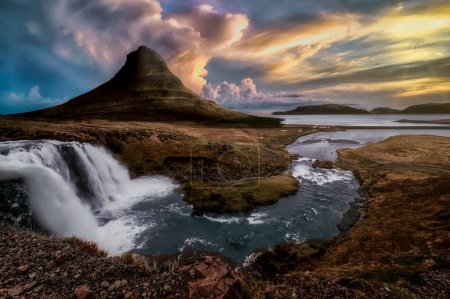 Téléchargez les photos : Kirkjufellsfoss est une cascade pittoresque dans l'ouest de l'Islande. Il est situé à 1,5 km au sud de la montagne du même nom. - en image libre de droit