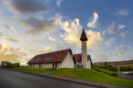 Téléchargez les photos : Le joli village de Reykholtskirkja en Islande - en image libre de droit