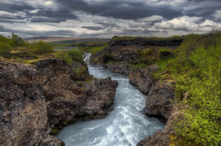 Téléchargez les photos : Hraunfossar est une cascade située dans l'ouest de l'Islande, sur la rivière Hvit - en image libre de droit
