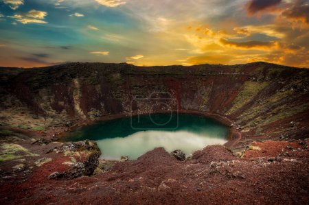 Foto de Keri es un lago de cráter volcánico situado en la zona de Grmsnes, al sur de Islandia.. - Imagen libre de derechos