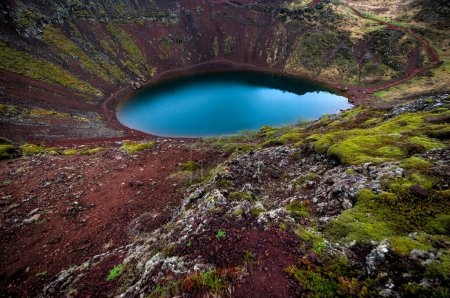 Téléchargez les photos : Keri est un lac de cratère volcanique situé dans la région de Grmsnes dans le sud de l'Islande. - en image libre de droit