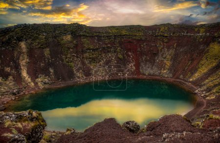 Téléchargez les photos : Keri est un lac de cratère volcanique situé dans la région de Grmsnes dans le sud de l'Islande. - en image libre de droit