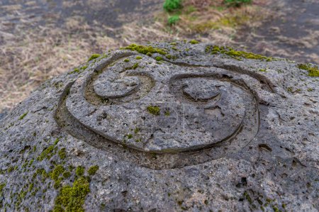 Foto de Karlsminni Stone Circle.in Islandia.. Un círculo de piedra es un monumento de piedras dispuestas en un círculo o elipse. - Imagen libre de derechos