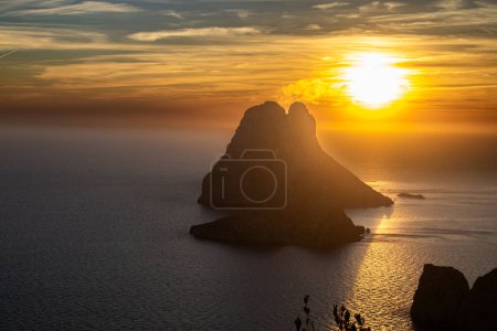 Foto de La enigmática isla de Es Vedra en Ibiza - Imagen libre de derechos