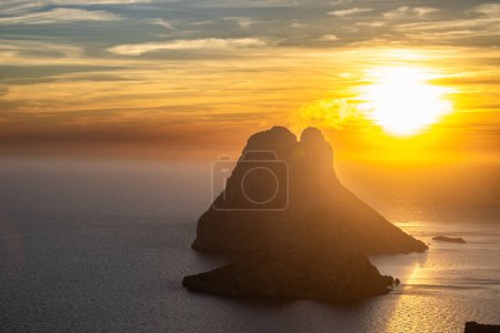 Foto de La enigmática isla de Es Vedra en Ibiza - Imagen libre de derechos