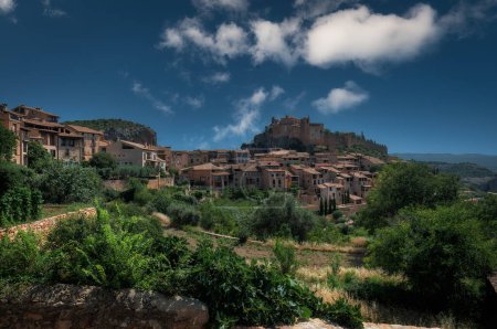 Foto de Alquezar es un municipio español de la región de Somontano de Barbastro, en la provincia de Huesca., - Imagen libre de derechos