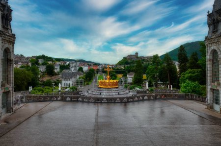 Téléchargez les photos : Lourdes est une ville du sud-ouest de la France, au pied des Pyrénées. Il est connu dans le monde entier pour les sanctuaires de Notre-Dame de Lourdes, un important lieu de pèlerinage catholique. - en image libre de droit