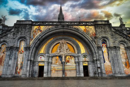 Téléchargez les photos : Lourdes est une ville du sud-ouest de la France, au pied des Pyrénées. Il est connu dans le monde entier pour les sanctuaires de Notre-Dame de Lourdes, un important lieu de pèlerinage catholique. - en image libre de droit