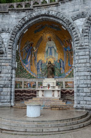 Foto de Lourdes es una ciudad en el suroeste de Francia, en las estribaciones de los Pirineos. Es conocida en todo el mundo por los Santuarios de Nuestra Señora de Lourdes, un importante lugar de peregrinación católica.. - Imagen libre de derechos