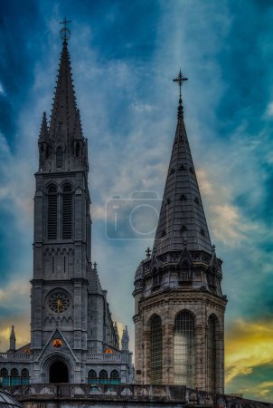 Foto de Lourdes es una ciudad en el suroeste de Francia, en las estribaciones de los Pirineos. Es conocida en todo el mundo por los Santuarios de Nuestra Señora de Lourdes, un importante lugar de peregrinación católica.. - Imagen libre de derechos