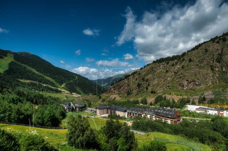Foto de Soldeu o Soldeo es una localidad de Andorra perteneciente a la parroquia de Canillo. Se encuentra en la orilla derecha de la Valira de Oriente - Imagen libre de derechos