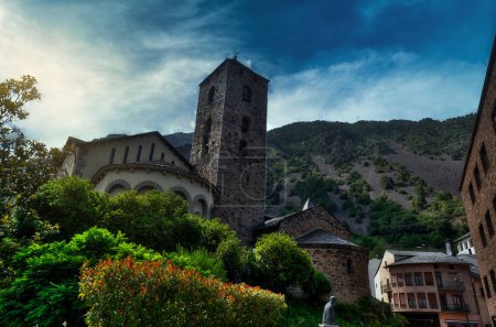 Téléchargez les photos : L'église de San Esteb.an est une église située sur la Plaza del Prncep Benlloch de Andorra la Vieja, la capitale de la principauté d'Andorre. - en image libre de droit