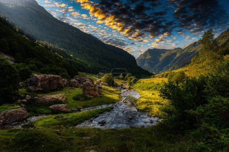 Téléchargez les photos : Vallée dans les Pyrénées atlantiques - France - en image libre de droit