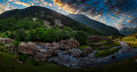 Téléchargez les photos : Vallée dans les Pyrénées atlantiques - France - en image libre de droit