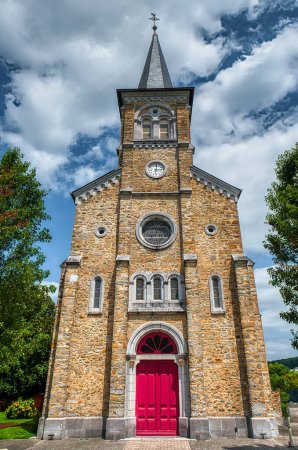 Foto de Iglesia Saint-Jean-Baptiste de Gurmenon. Gurmenon es una localidad y comuna de la región de Aquitania, departamento de Pyrnes-Atlantiques, en el distrito de Oloron-Sainte-Marie y cantón de Oloron-Sainte-Marie-Ouest en Francia.. - Imagen libre de derechos