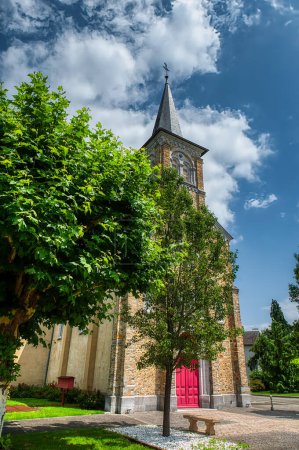 Foto de Iglesia Saint-Jean-Baptiste de Gurmenon. Gurmenon es una localidad y comuna de la región de Aquitania, departamento de Pyrnes-Atlantiques, en el distrito de Oloron-Sainte-Marie y cantón de Oloron-Sainte-Marie-Ouest en Francia.. - Imagen libre de derechos
