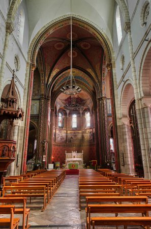 Foto de Iglesia de Notre Dame de Oloron Saint Marie. En Francia. Oloron-Sainte-Marie es un municipio del suroeste de Francia situado en Barn y en el departamento de Pyrnes-Atlantiques. - Imagen libre de derechos