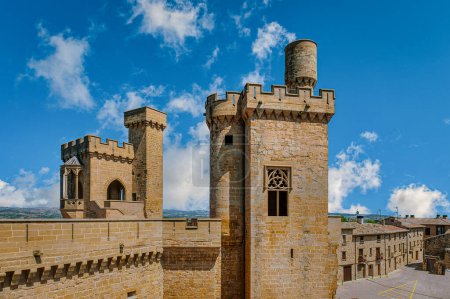 Téléchargez les photos : Le Palais des Rois de Navarre de Olite, Palais Royal d'Olite ou Château d'Olite est une construction de caractère courtois - en image libre de droit