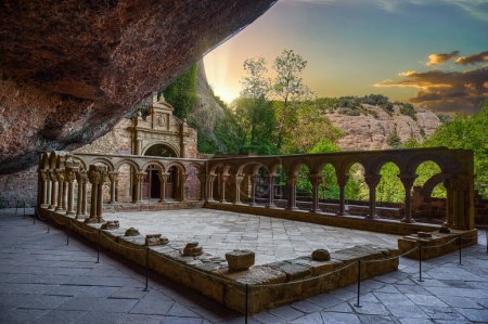 Foto de El Real Monasterio de San Juan de la Pea ubicado en Botaya, al suroeste de Jaca, Huesca, Aragón (España), fue el monasterio más importante de Aragón en la Alta Edad Media. - Imagen libre de derechos