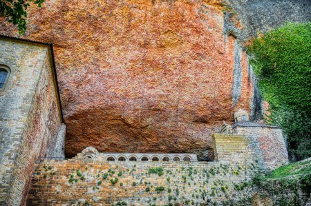 Foto de El Real Monasterio de San Juan de la Pea ubicado en Botaya, al suroeste de Jaca, Huesca, Aragón (España), fue el monasterio más importante de Aragón en la Alta Edad Media. - Imagen libre de derechos