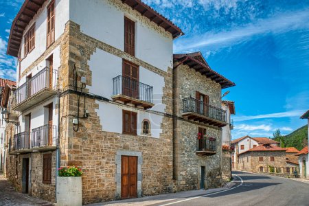 Téléchargez les photos : Roncal est une commune espagnole de la Communauté Forale de Navarre, située dans la région de Sangesa, dans la région de Roncal-Salazar, dans la vallée de Roncal, en Espagne. - en image libre de droit