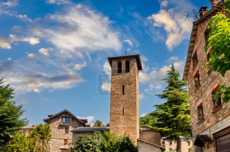 Foto de La iglesia de Sarvise es de estilo románico, del siglo XII. Está dedicada a la Virgen de Septiembre, Huesca, Aragón, España - Imagen libre de derechos